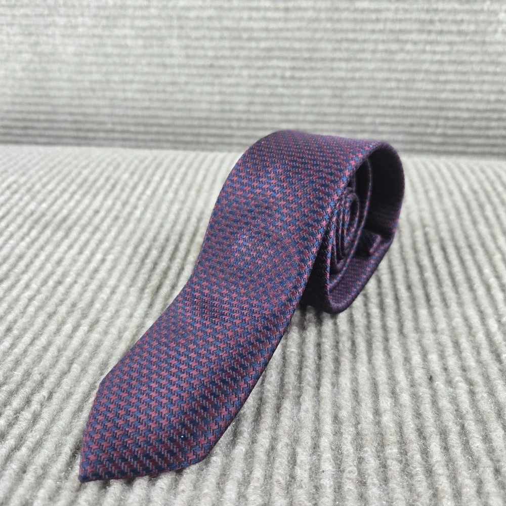 H&M Mens Slim Burgundy Navy Blue Houndstooth Pattern Necktie